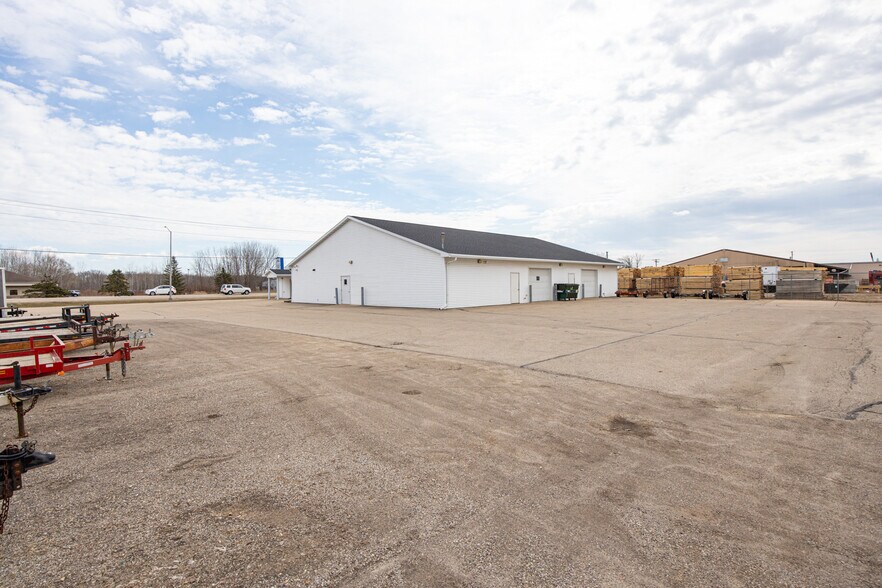 More Photos Of 1375 N Shawano St, New London Flex For Sale