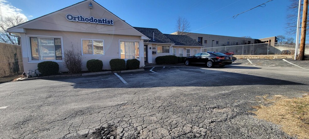 More Photos Of 5940 Lamar Ave, Mission Freestanding For Lease