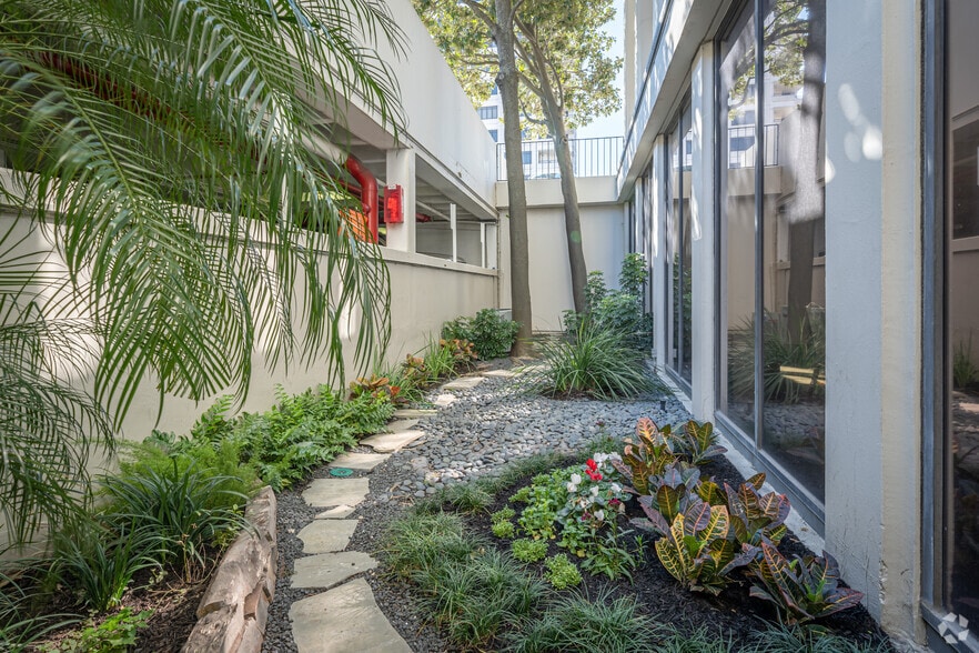 More Photos Of 2001 Kirby Dr, Houston Office For Lease