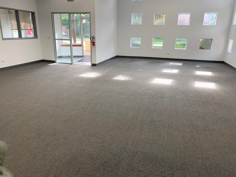 More Photos Of 1472 St Paul Ave, Gurnee Warehouse For Lease