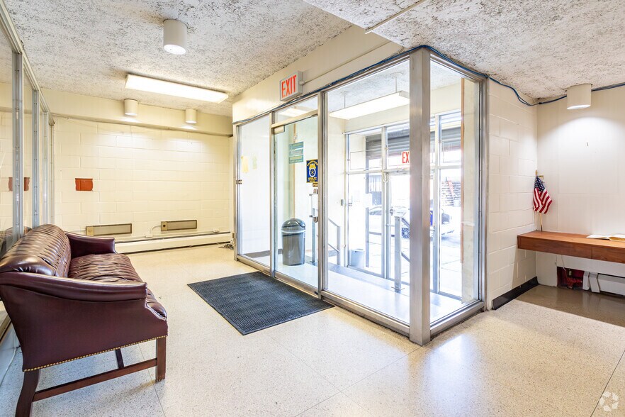 More Photos Of 3243 49th St, Astoria Freestanding For Lease