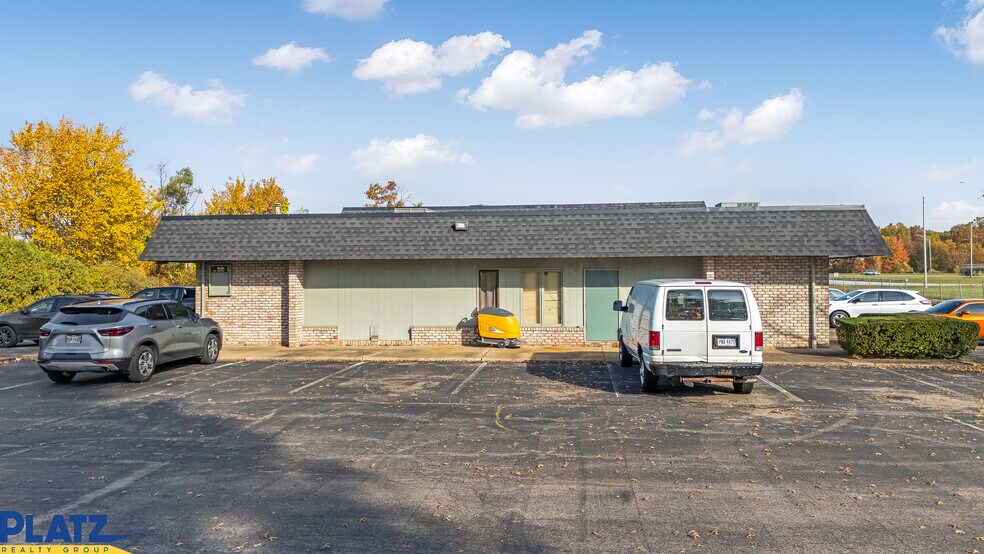 More Photos Of 5208 Mahoning Ave, Austintown Office For Lease