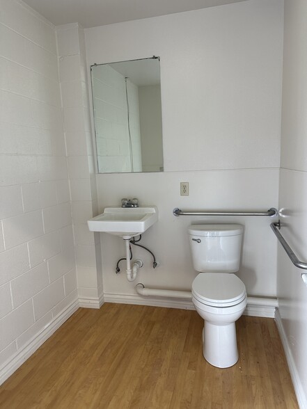 More Photos Of 15204 Stagg St, Van Nuys Distribution For Lease