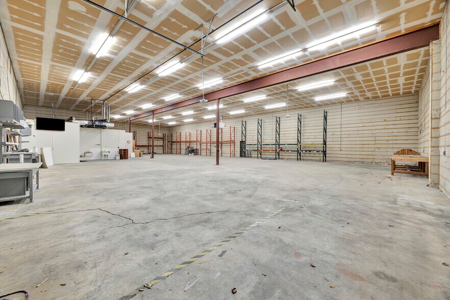 More Photos Of 4 Lewis Cir, Wilmington Warehouse For Lease