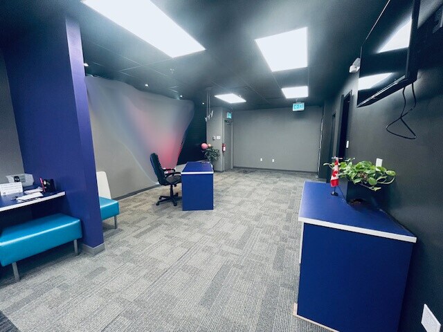 More Photos Of 114 Dundas St E, Whitby Storefront Retail Office For Lease