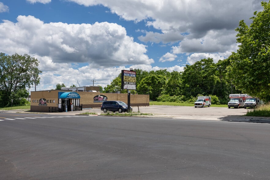 More Photos Of Undisclosed, Pontiac Convenience Store For Sale