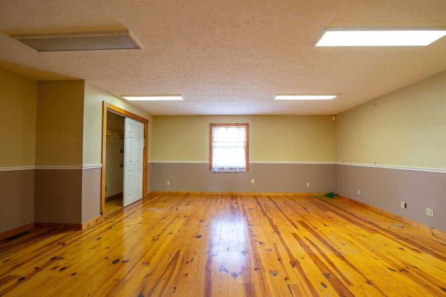 More Photos Of 641 Highland Ave, Vine Grove Freestanding For Sale