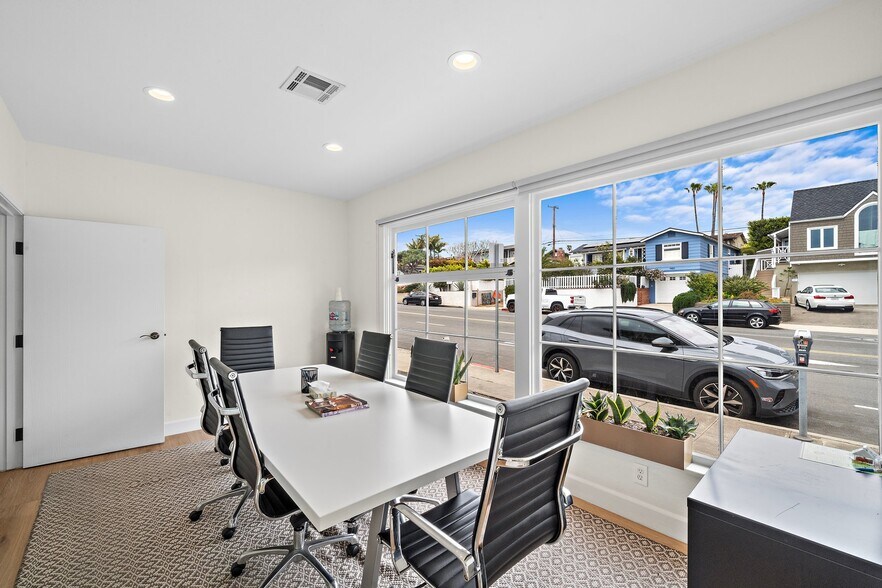 More Photos Of 1495 Glenneyre St, Laguna Beach Freestanding For Lease