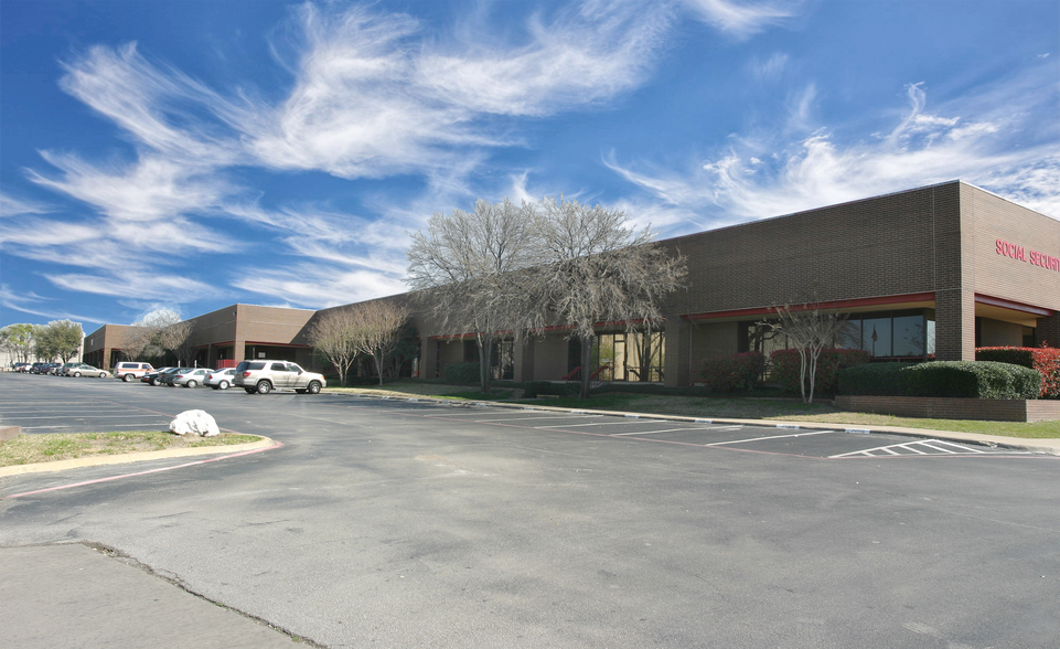 More Photos Of 2010-2044 N State Highway 360, Grand Prairie Light Distribution For Lease