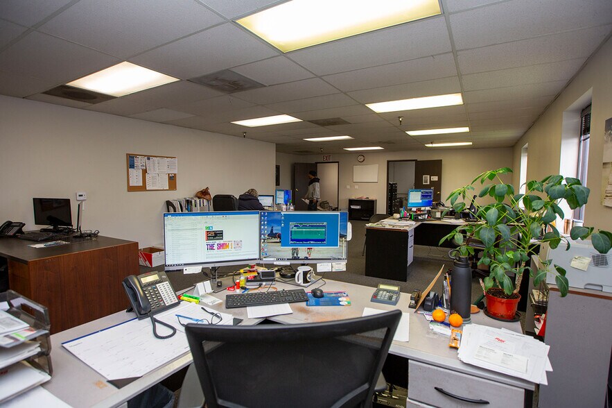 More Photos Of 15881 Chemical Ln, Huntington Beach Warehouse For Sale