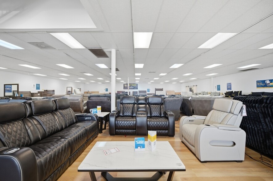 More Photos Of 6542 E Virginia Beach Blvd, Norfolk Freestanding For Lease