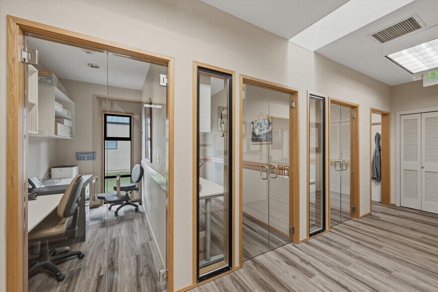 More Photos Of 3010 Squalicum Pky, Bellingham Office For Sale