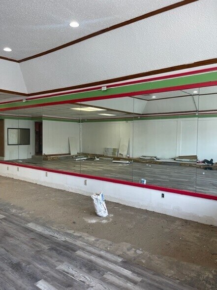 More Photos Of 2706 Samuell Blvd, Dallas Storefront For Lease