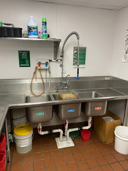 More Photos Of 410 S Clippert St, Lansing Restaurant For Sale