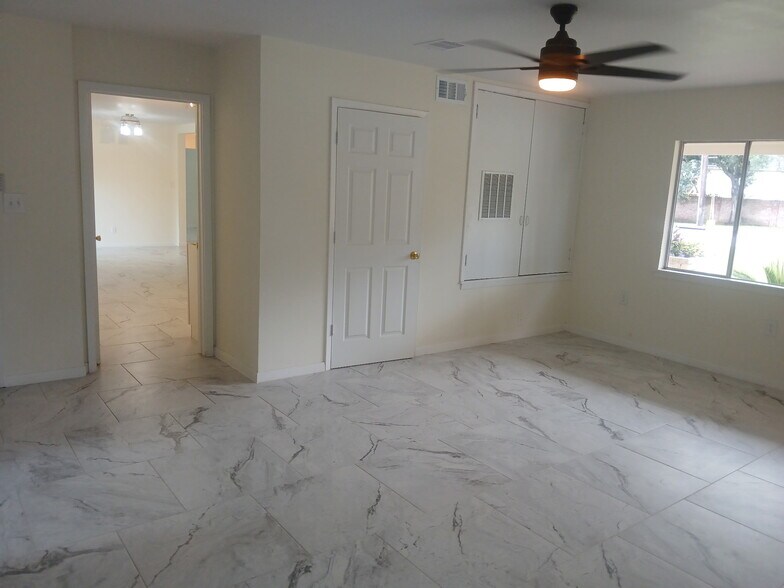 More Photos Of 1506 Avenue D, Katy Office For Sale