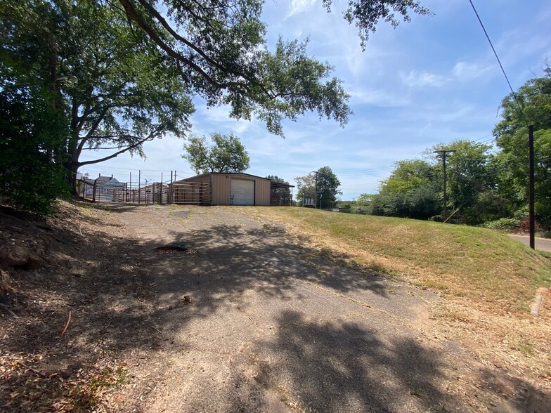 More Photos Of 310 S Franklin St, Marshall Industrial For Sale