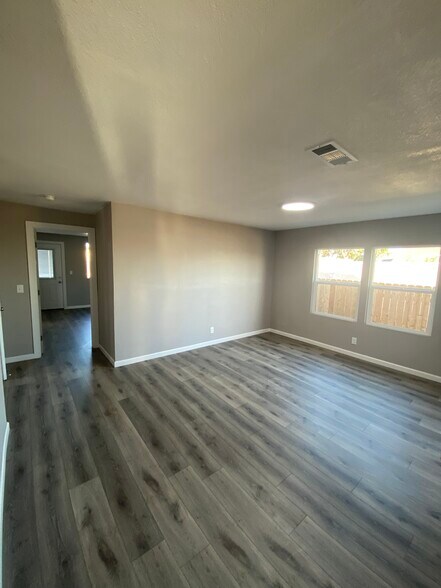 More Photos Of 1679 S O St, Tulare Light Manufacturing For Lease
