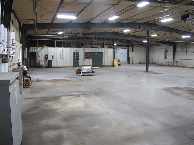More Photos Of 713 E Main St, Waukon Manufacturing For Sale