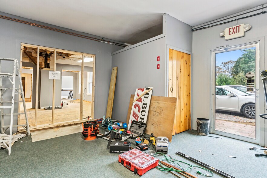 More Photos Of 680 Maine Ave, Farmingdale Storefront Retail Office For Lease