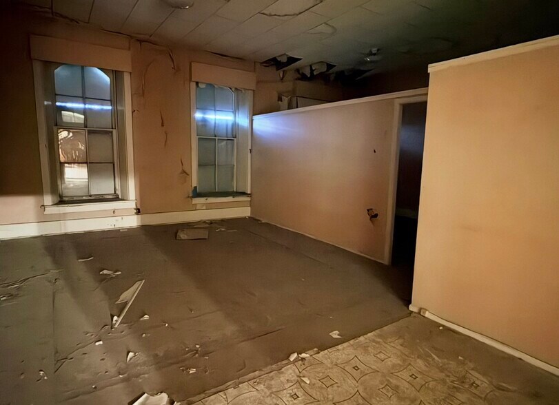 More Photos Of 130 E Main St, Marion Storefront For Sale