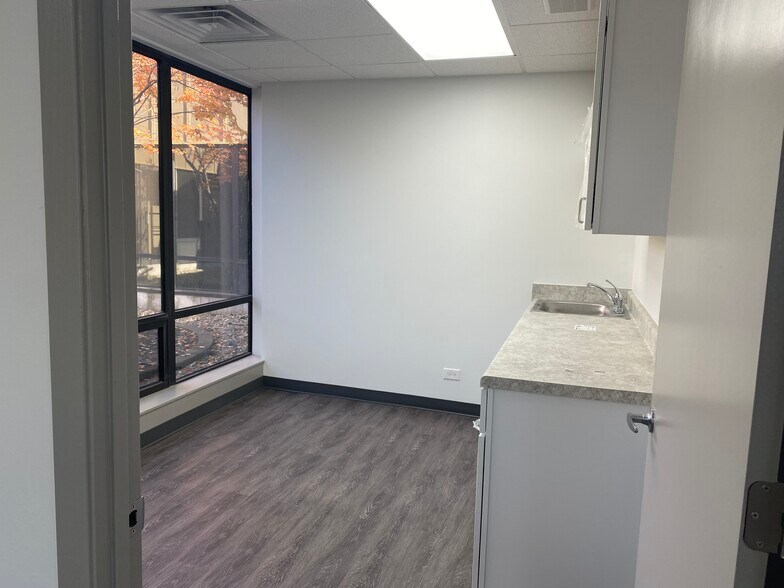 More Photos Of 1305 Remington Rd, Schaumburg Unknown For Lease