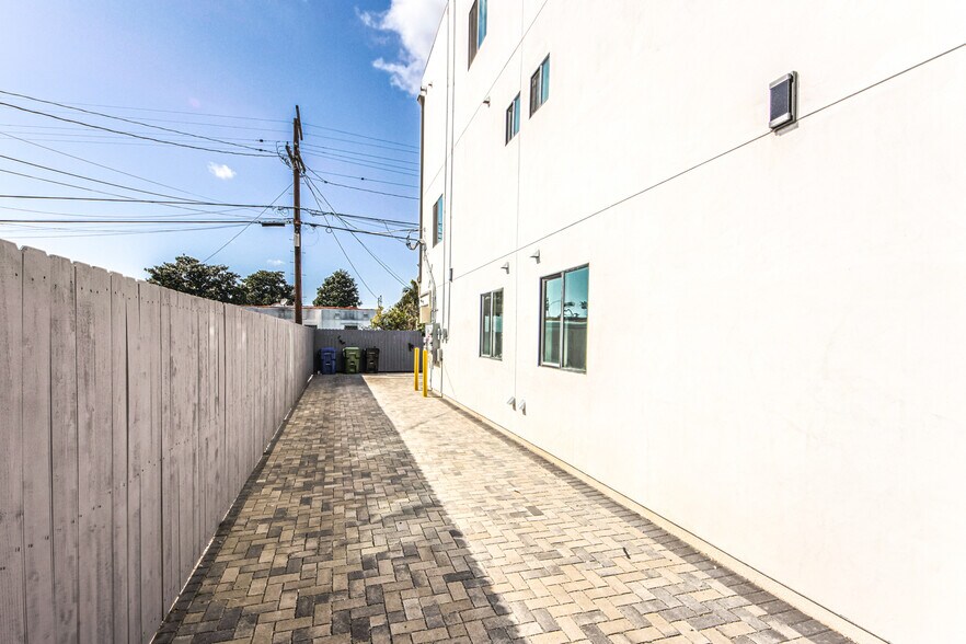 More Photos Of 1923 Carmona Ave, Los Angeles Multifamily For Sale