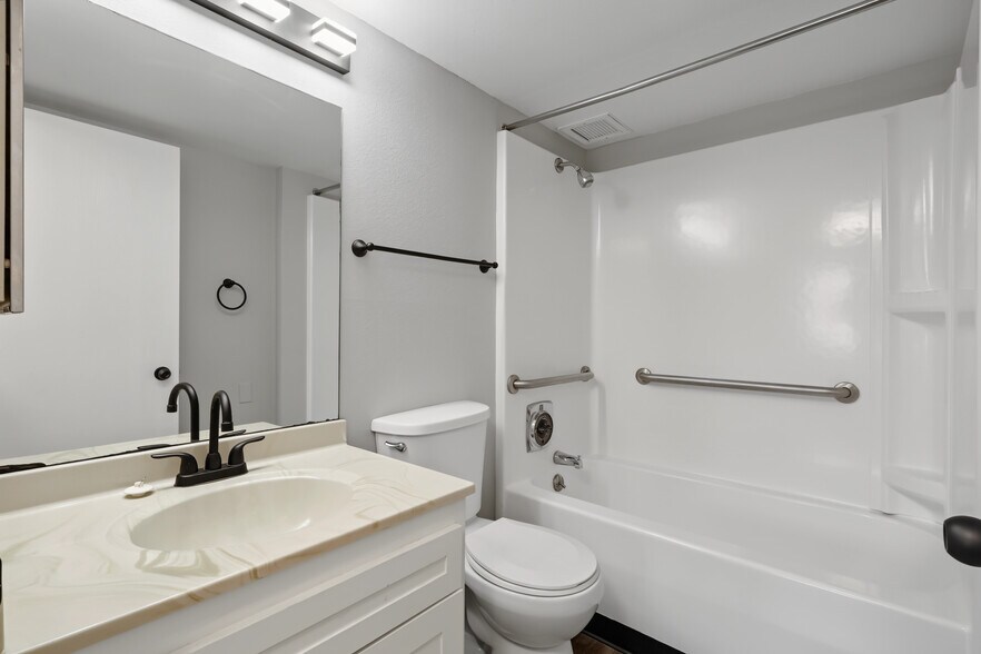 More Photos Of 615 Park St, Des Moines Apartments For Sale
