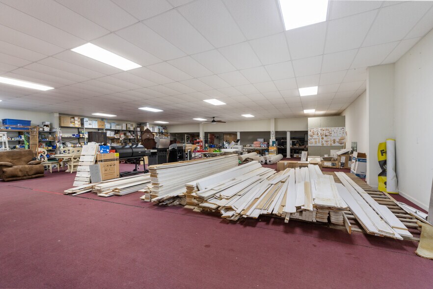 More Photos Of 1416 Highway 70 W, Waverly Flex For Sale