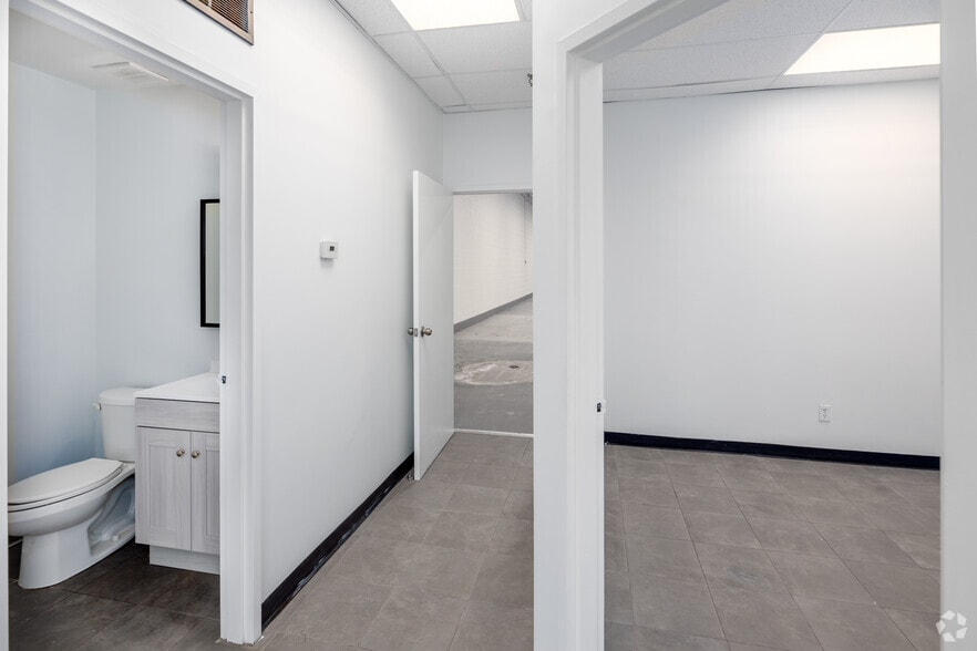 More Photos Of 270 Esna Park Dr, Markham Service For Lease