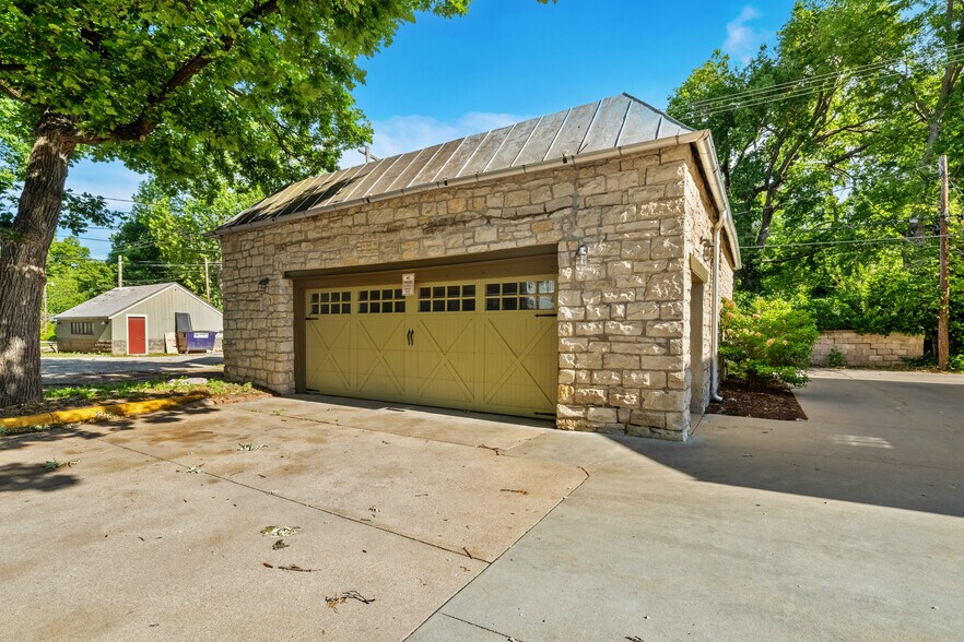 More Photos Of 720 Poyntz Ave, Manhattan Office For Sale