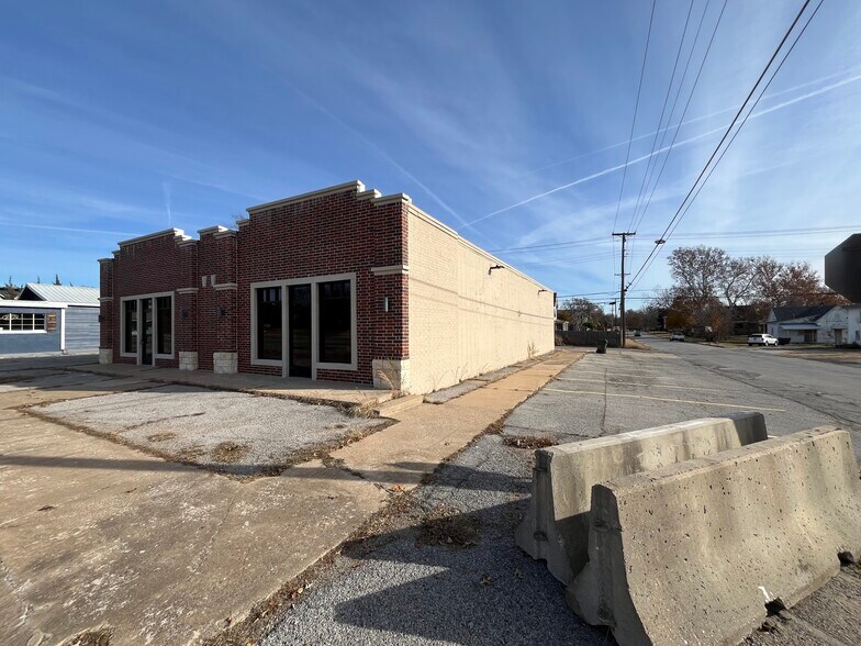 More Photos Of 321 S Main St, Sapulpa Freestanding For Sale