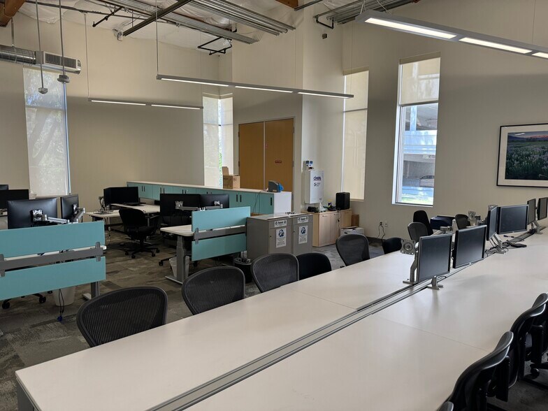 More Photos Of 185 N Wolfe Rd, Sunnyvale Research And Development For Lease