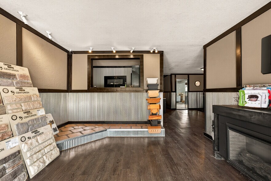 More Photos Of 1401 E Main St, Linn Flex For Sale