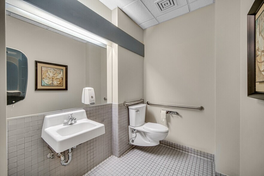 More Photos Of 9711 Valparaiso Dr, Munster Medical For Lease