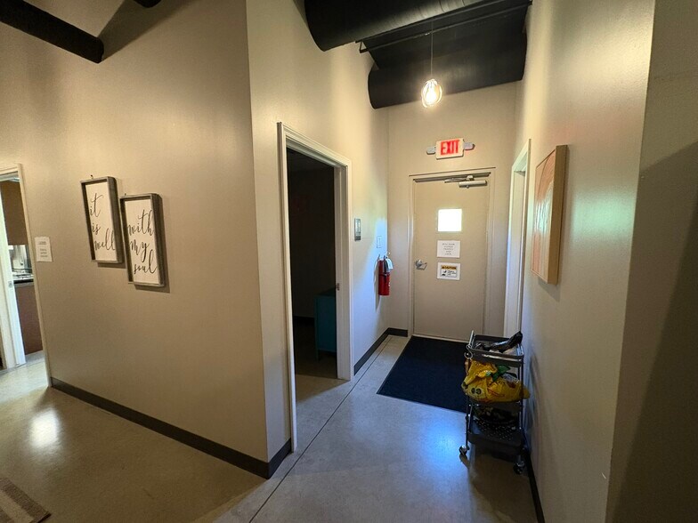 More Photos Of 402-404 S Scott Rd, Fort Wayne Showroom For Sale