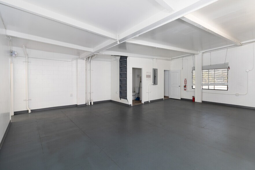 More Photos Of 8212-8214 San Fernando Rd, Sun Valley Light Distribution For Sale