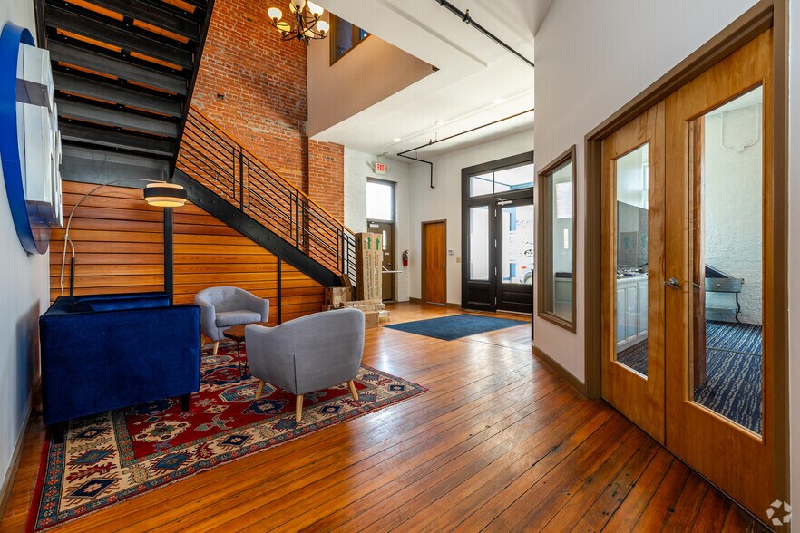 More Photos Of 400 Admiral Blvd, Kansas City Office For Sale