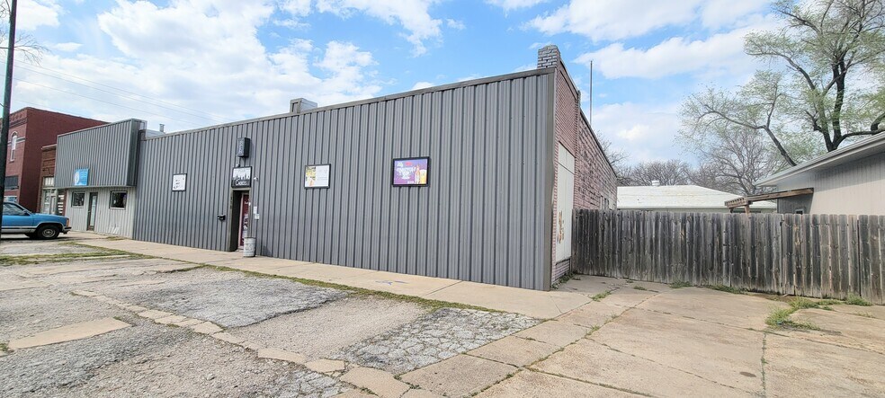 More Photos Of 118 E Jackson Ave, Iola General Retail For Sale