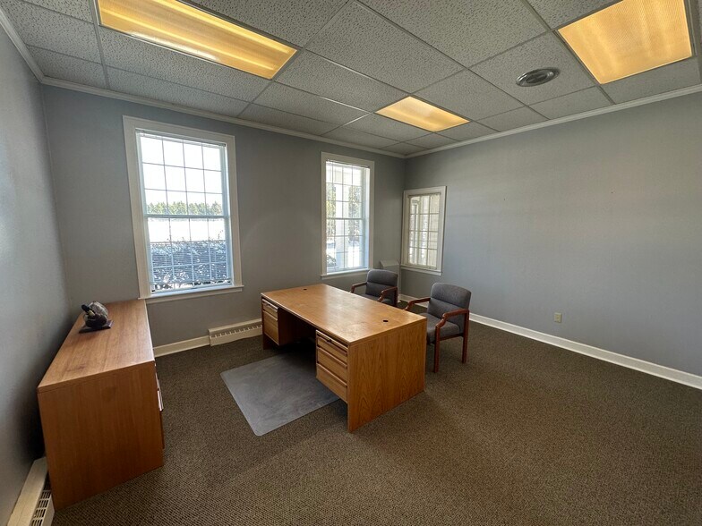 More Photos Of 8275 N 32nd St, Richland Office For Lease