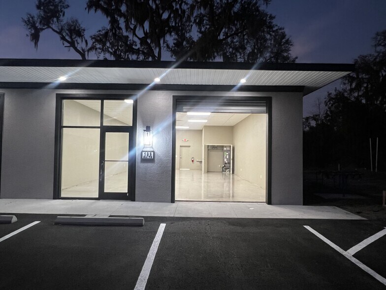 More Photos Of 745 Tillman Pl, Plant City Showroom For Lease