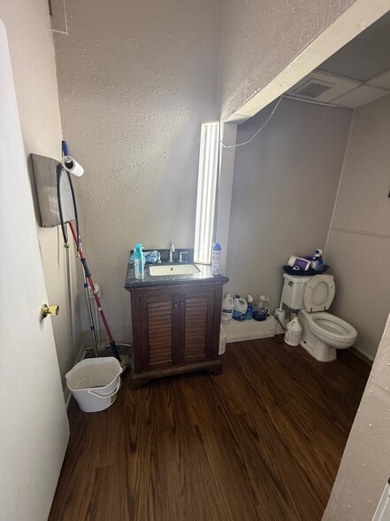 More Photos Of 1404 W Gentry Pky, Tyler Freestanding For Sale