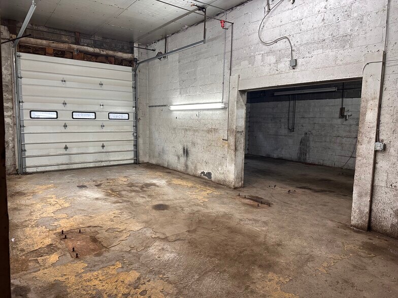 More Photos Of 3466 Fairmont Ave, Fairmont Auto Repair For Lease
