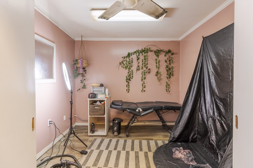 More Photos Of 221 W Lamar St, Americus General Retail For Sale