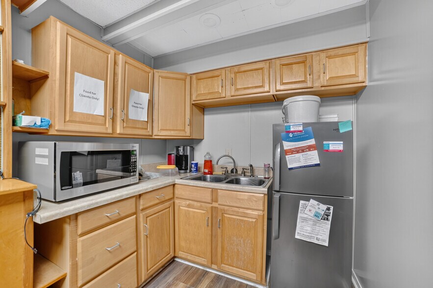 More Photos Of 108-110 W Grove St, Kaufman Office For Lease