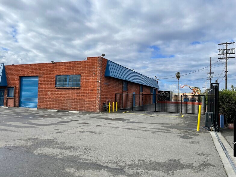 Primary Photo Of 11070 Fleetwood St, Sun Valley Warehouse For Lease
