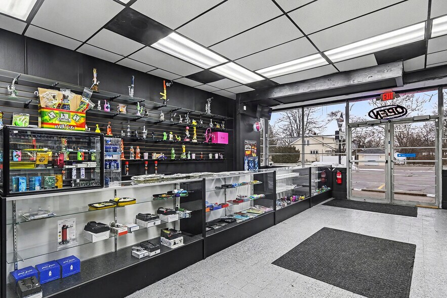 More Photos Of 302-306 S Cedar St, Mason Freestanding For Sale