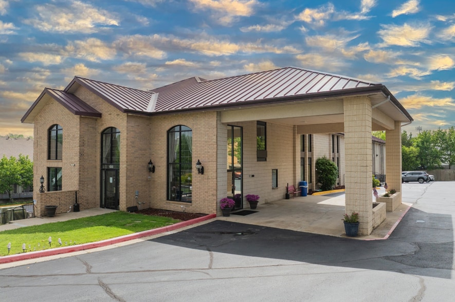 More Photos Of 2490 Green Mountain Dr, Branson Hotel For Sale