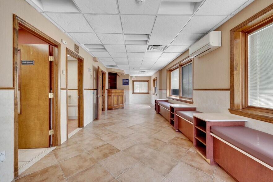 More Photos Of 73 W Merrick Rd, Valley Stream Veterinarian Kennel For Sale