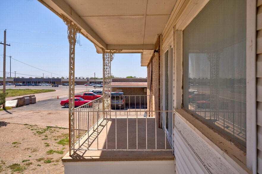 More Photos Of 2500 W 26th St, Plainview Apartments For Sale