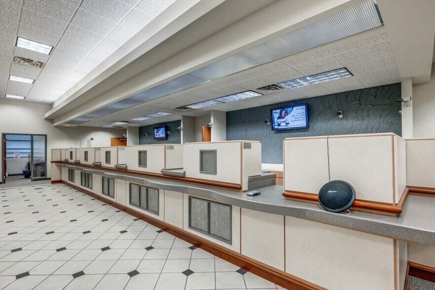 More Photos Of 1900 Country Club Dr, Mansfield Bank For Lease